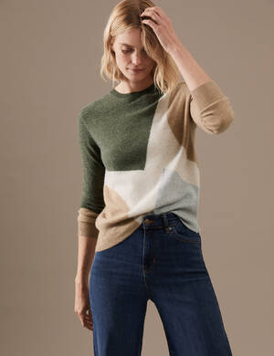 marksandspencer_AU22_KASMIR_T38_3343A_svetr z cisteho kasmiru s barevnymi bloky_zelena_3699Kc_modelka.jpg